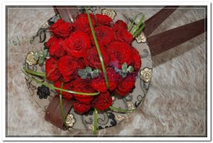 Bouquet de Rosas Vermelhas e Renda
