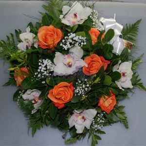 Coroa fechada com rosas e orquidea