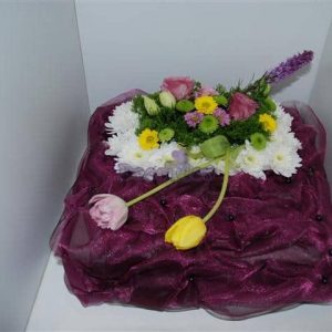 Centro de flores com base de organza