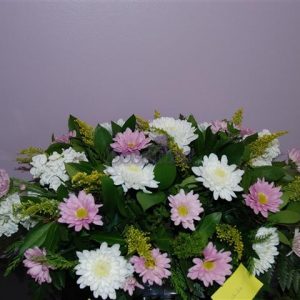 Arranjo oval em tons lilas e branco