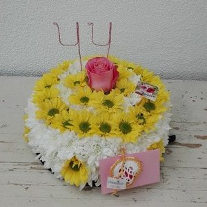 Bolo de flores em tons amarelo e branco