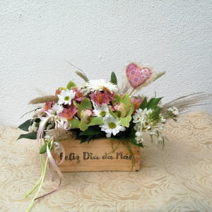 Caixa de madeira com Flores Dia da Mãe
