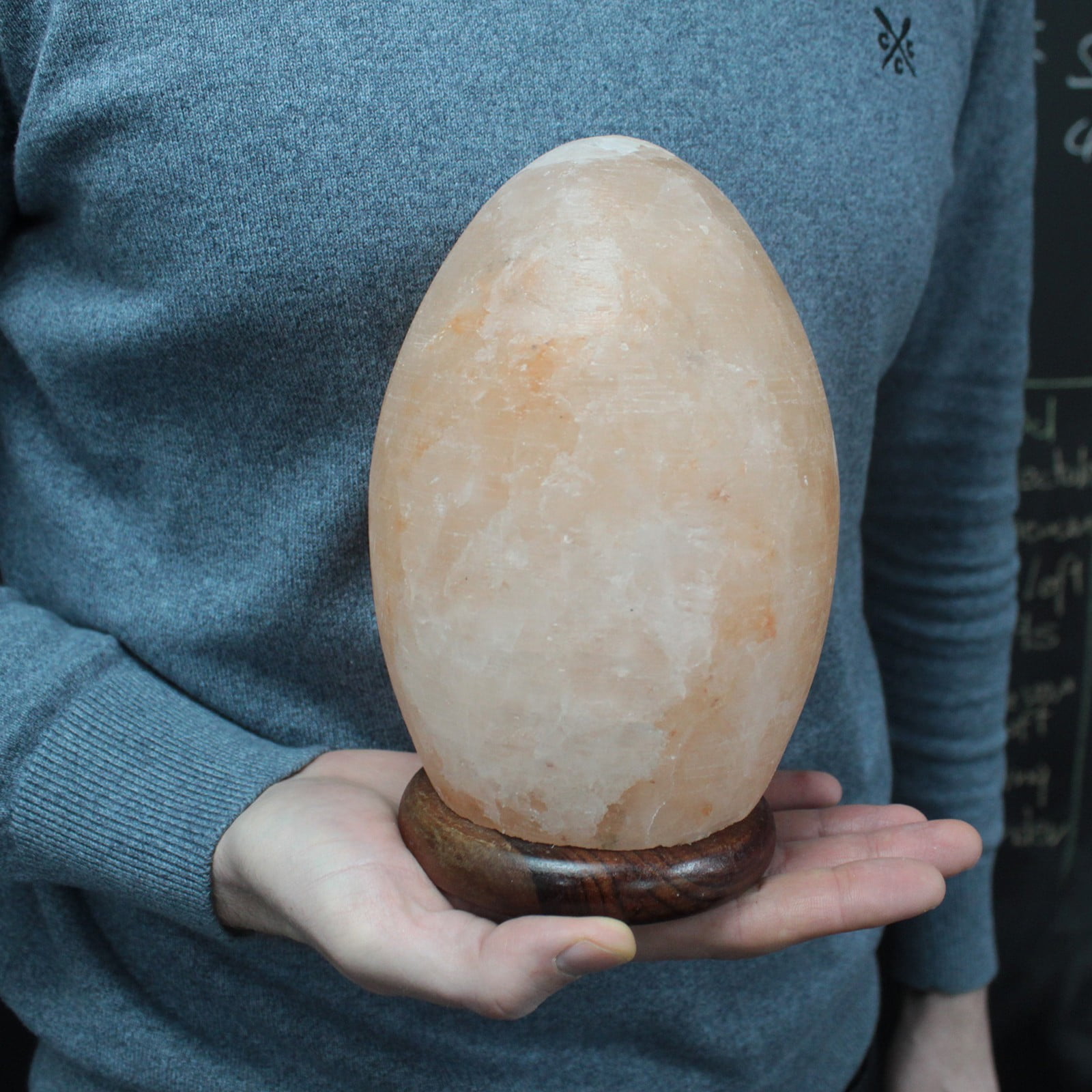 Candeeiro de sal natural forma ovo – Base de madeira