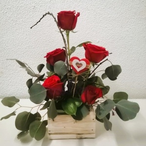 Caixa de madeira com rosas